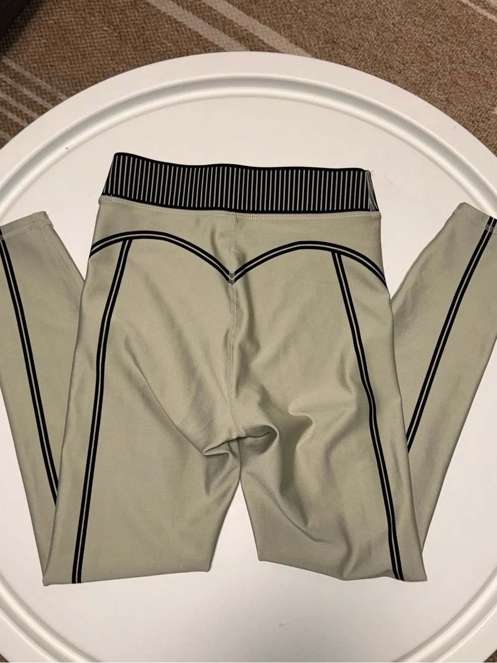 ALO Yoga SET High-Waist 7/8 Legging in Sage with Contrast Trim and matching bra